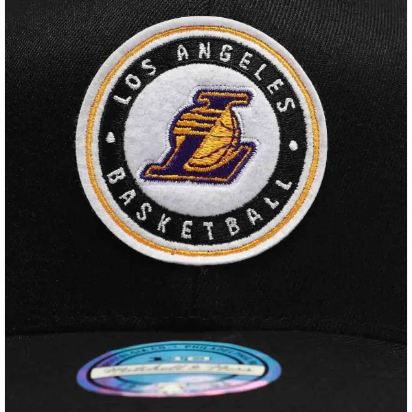 GORRA MITCHELL AND NESS LAKERS VARSITY PATCH